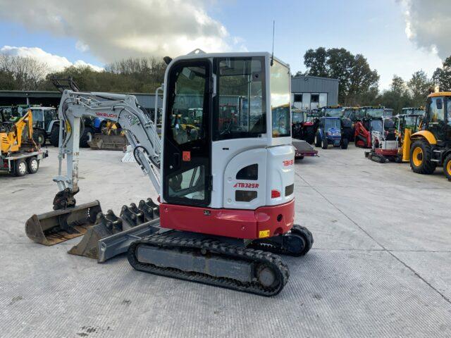 Takeuchi TB325R Digger