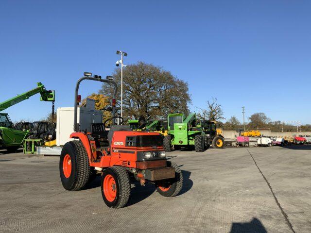 Kubota ST30 Compact Tractor (ST21668)