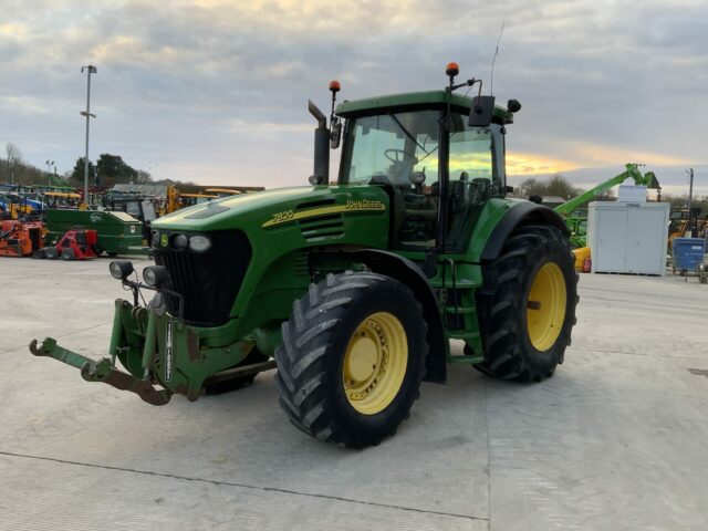 John Deere 7820 Tractor (ST22121)