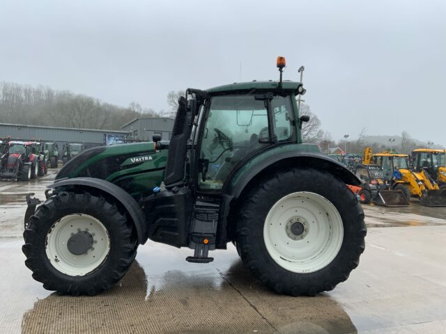 Valtra T214 Versu Unlimited Tractor