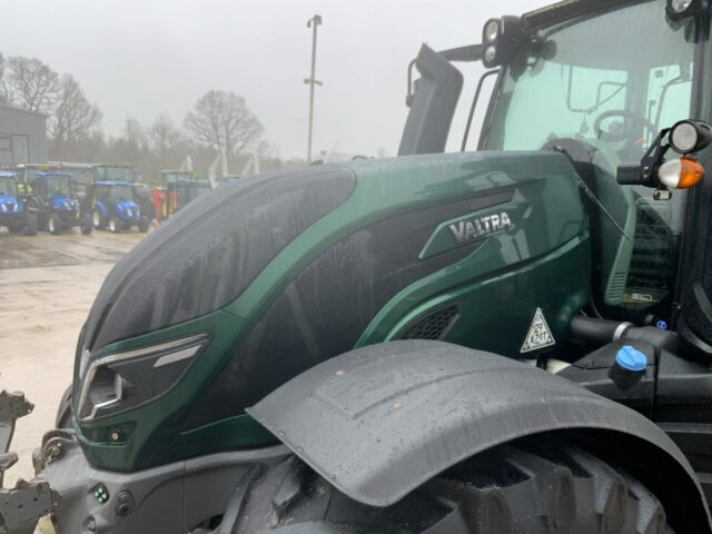 Valtra T214 Versu Unlimited Tractor