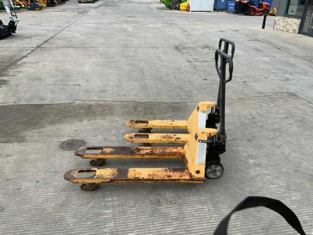 Manutan 2000kg Pallet Trucks