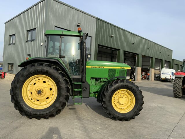 John Deere 7710 Tractor (ST20617)