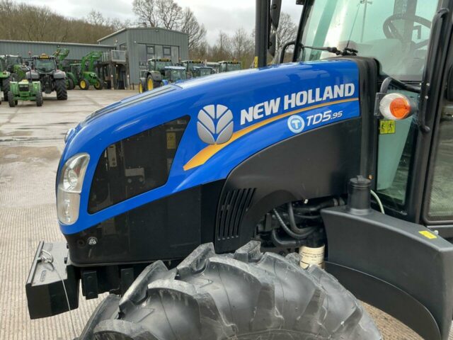 New Holland TD5.95 Tractor (ST21797)