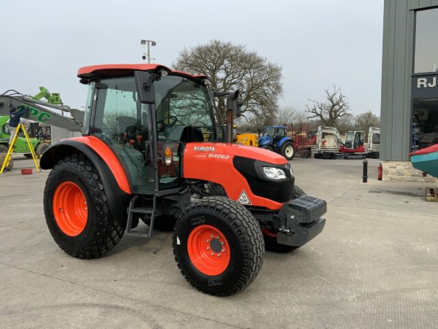 Kubota M4062 Hydraulic Shuttle tractor (ST22271)